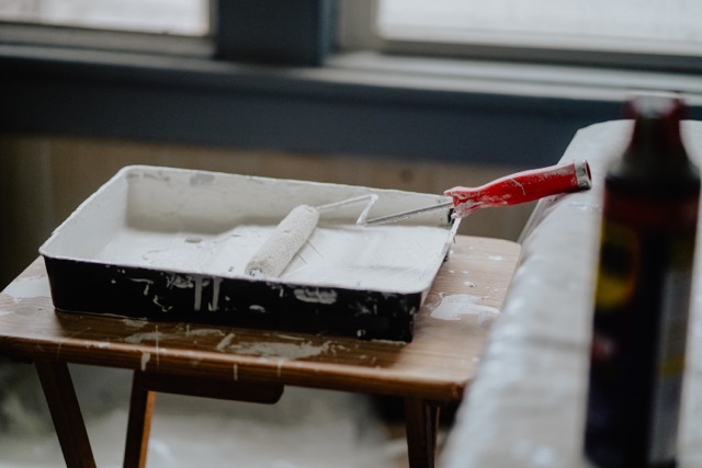 paint tray with roller and white paint